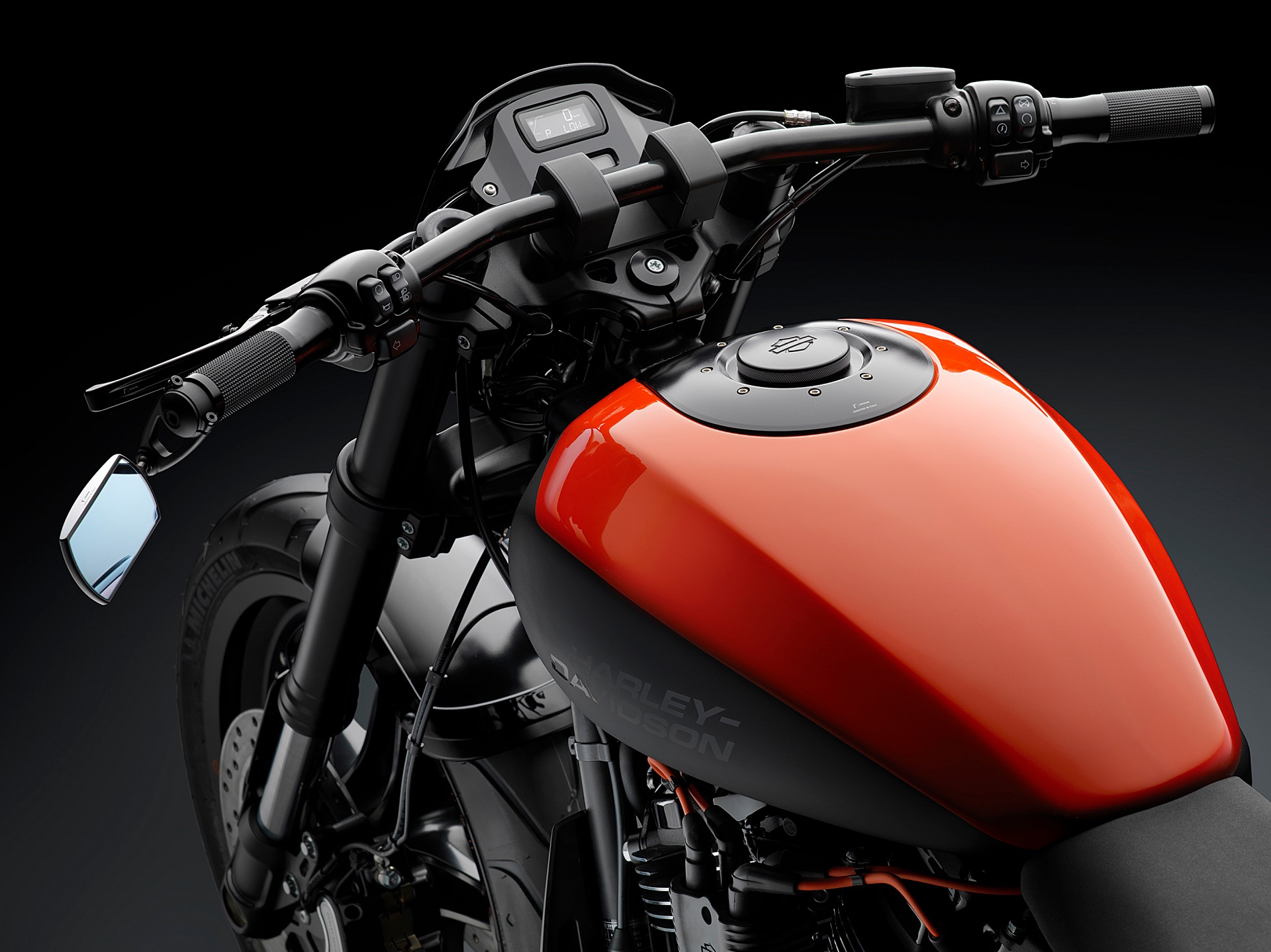 Rizoma SEVEN collection Harley-Davidson FXDR 114